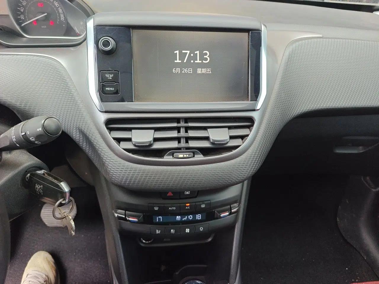 Peugeot 2008 2014 1.6L Automatic Fashion Edition — миниатюра 17