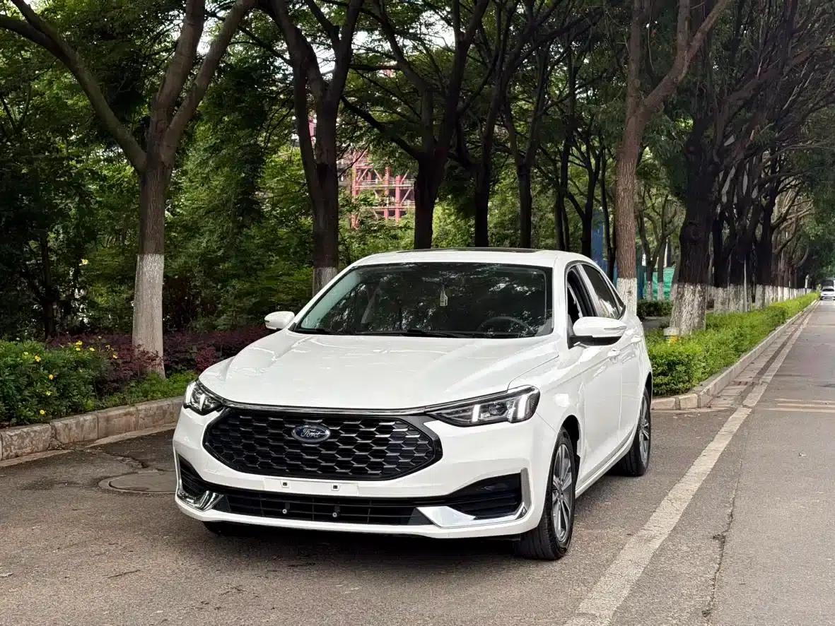 Ford Focus 2021 1.5L Automatic Gold Edition — миниатюра 1