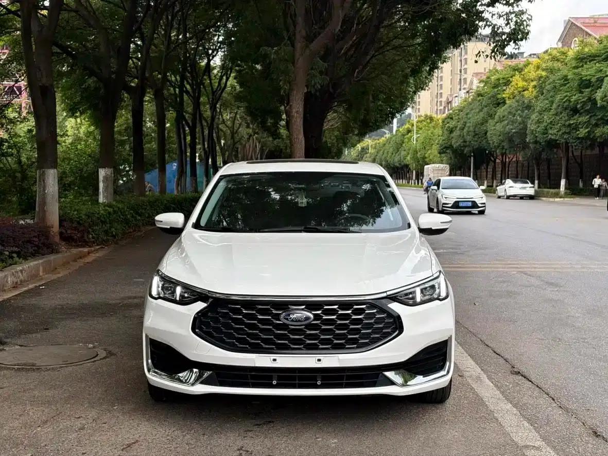 Ford Focus 2021 1.5L Automatic Gold Edition — миниатюра 2