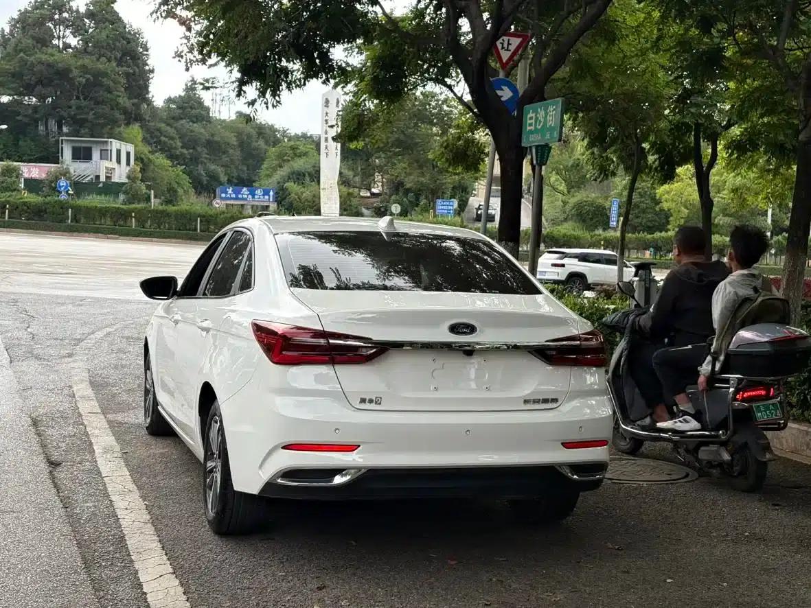 Ford Focus 2021 1.5L Automatic Gold Edition — миниатюра 11