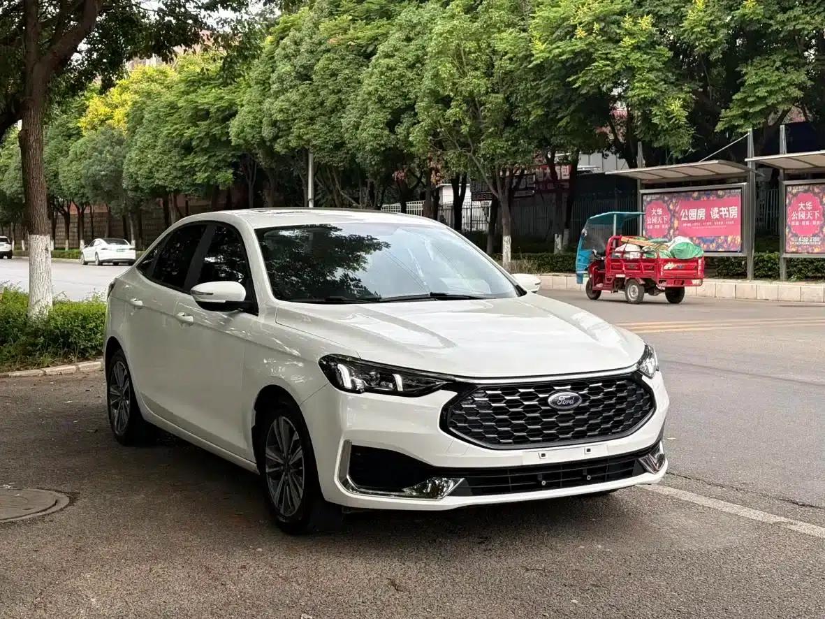 Ford Focus 2021 1.5L Automatic Gold Edition — миниатюра 3