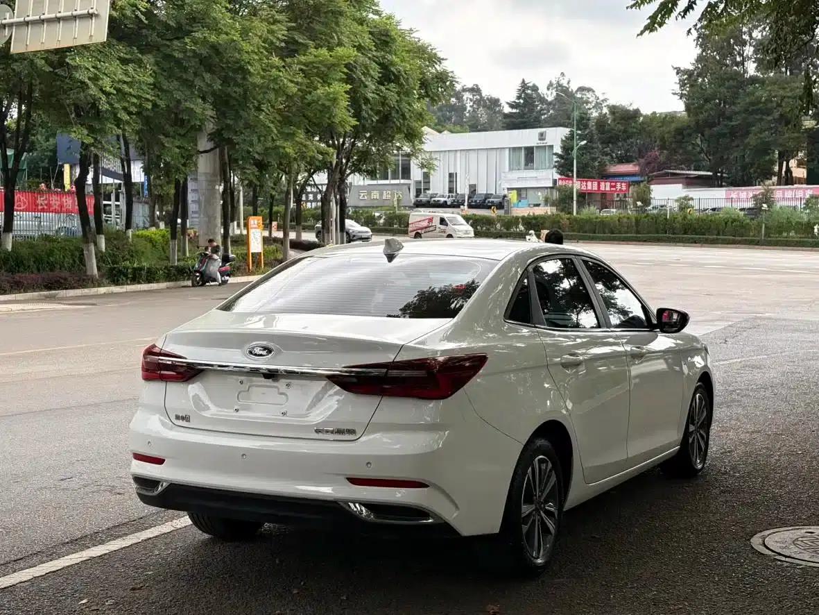 Ford Focus 2021 1.5L Automatic Gold Edition — миниатюра 9