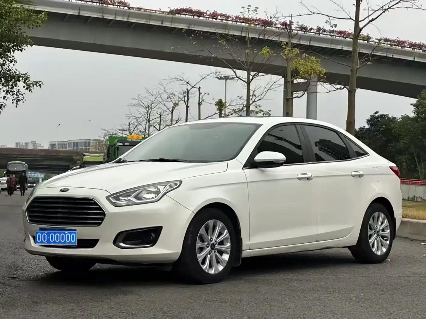 Ford Focus 2015 1.5L Automatic Comfort Model — миниатюра 1