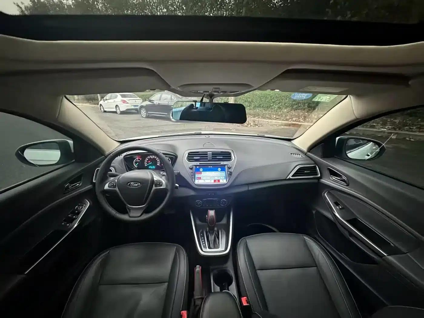 Ford Focus 2015 1.5L Automatic Comfort Model — миниатюра 3