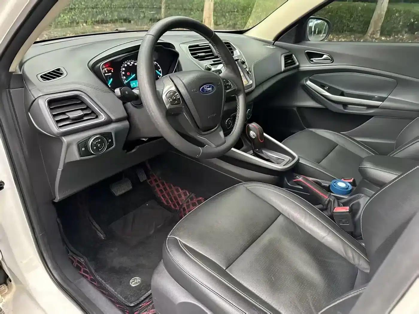 Ford Focus 2015 1.5L Automatic Comfort Model — миниатюра 5