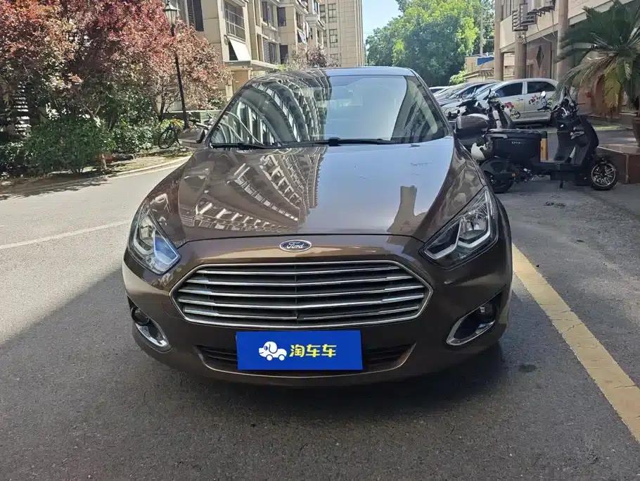 Ford Focus 2015 1.5L Manual Fashion Edition — миниатюра 2