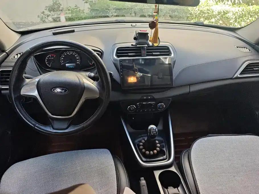 Ford Focus 2015 1.5L Manual Fashion Edition — миниатюра 12
