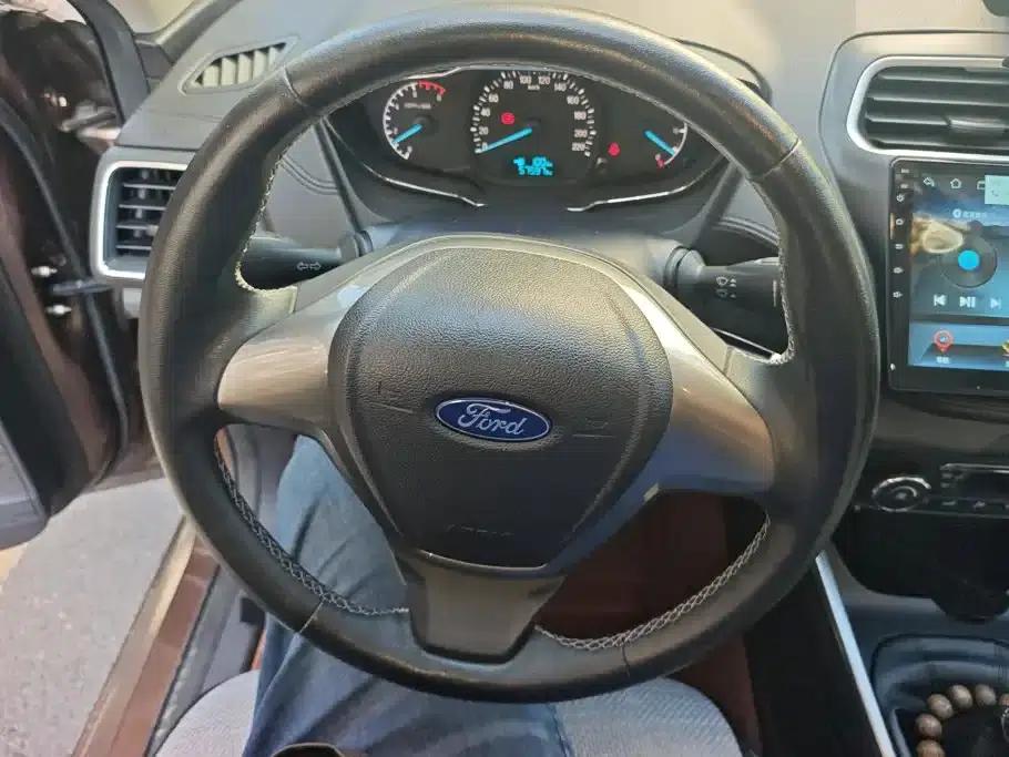 Ford Focus 2015 1.5L Manual Fashion Edition — миниатюра 15
