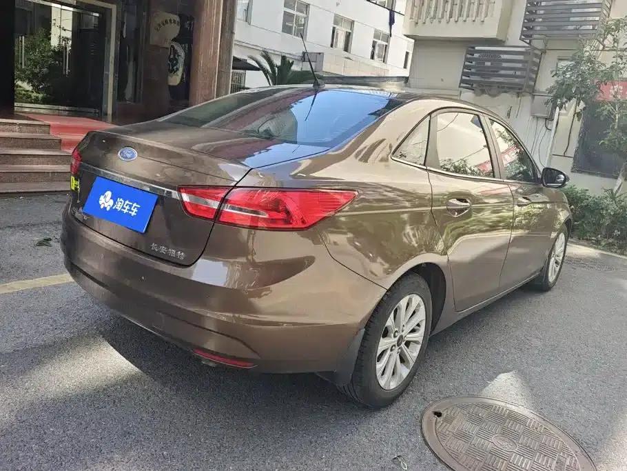 Ford Focus 2015 1.5L Manual Fashion Edition — миниатюра 3