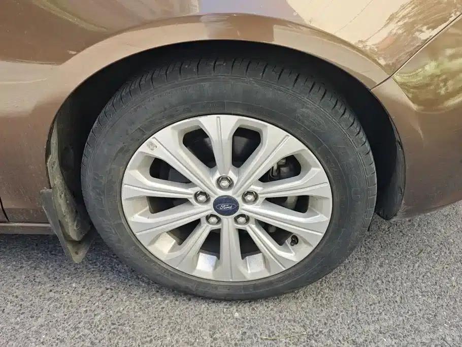Ford Focus 2015 1.5L Manual Fashion Edition — миниатюра 6