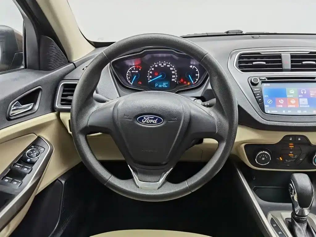 Ford Focus 2015 1.5L Automatic Comfort Model — миниатюра 11