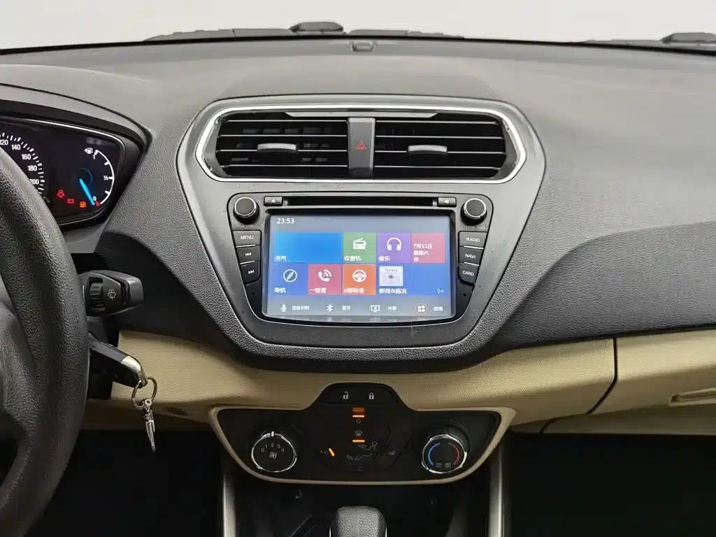 Ford Focus 2015 1.5L Automatic Comfort Model — миниатюра 12