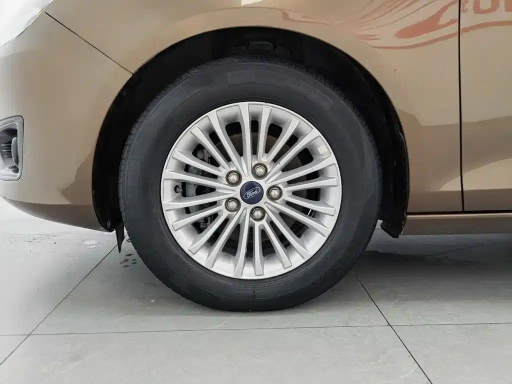 Ford Focus 2015 1.5L Automatic Comfort Model — миниатюра 17