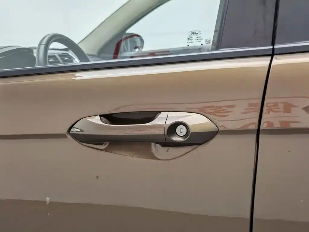 Ford Focus 2015 1.5L Automatic Comfort Model — миниатюра 18