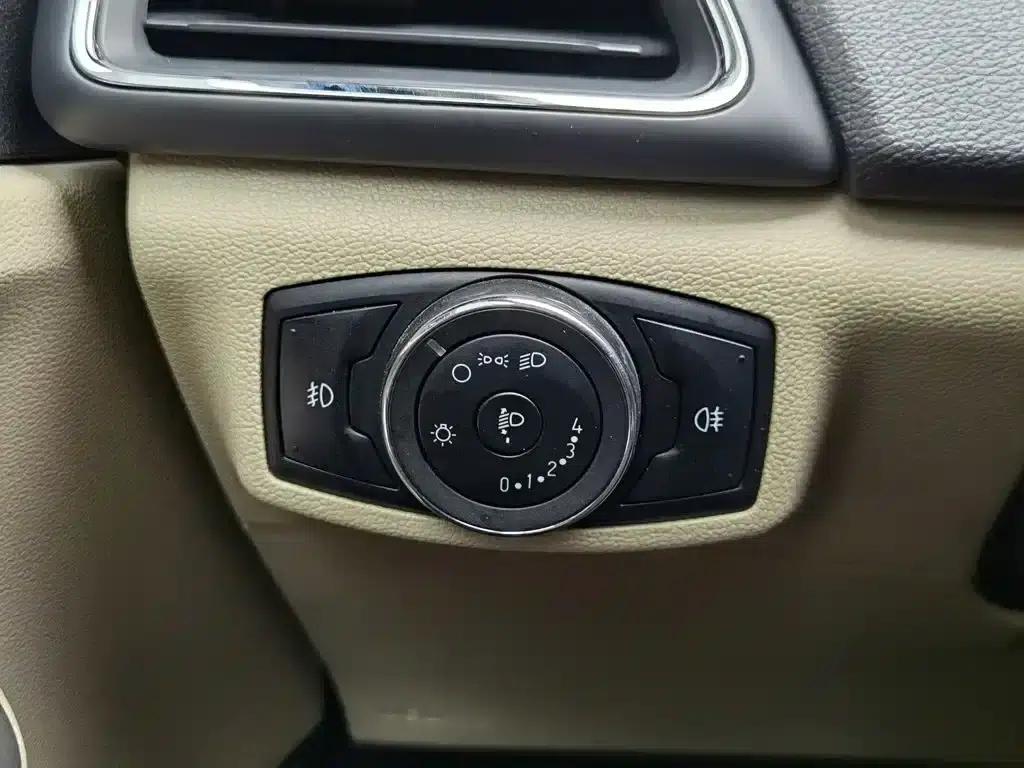 Ford Focus 2015 1.5L Automatic Comfort Model — миниатюра 21