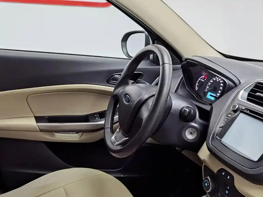 Ford Focus 2015 1.5L Automatic Comfort Model — миниатюра 22