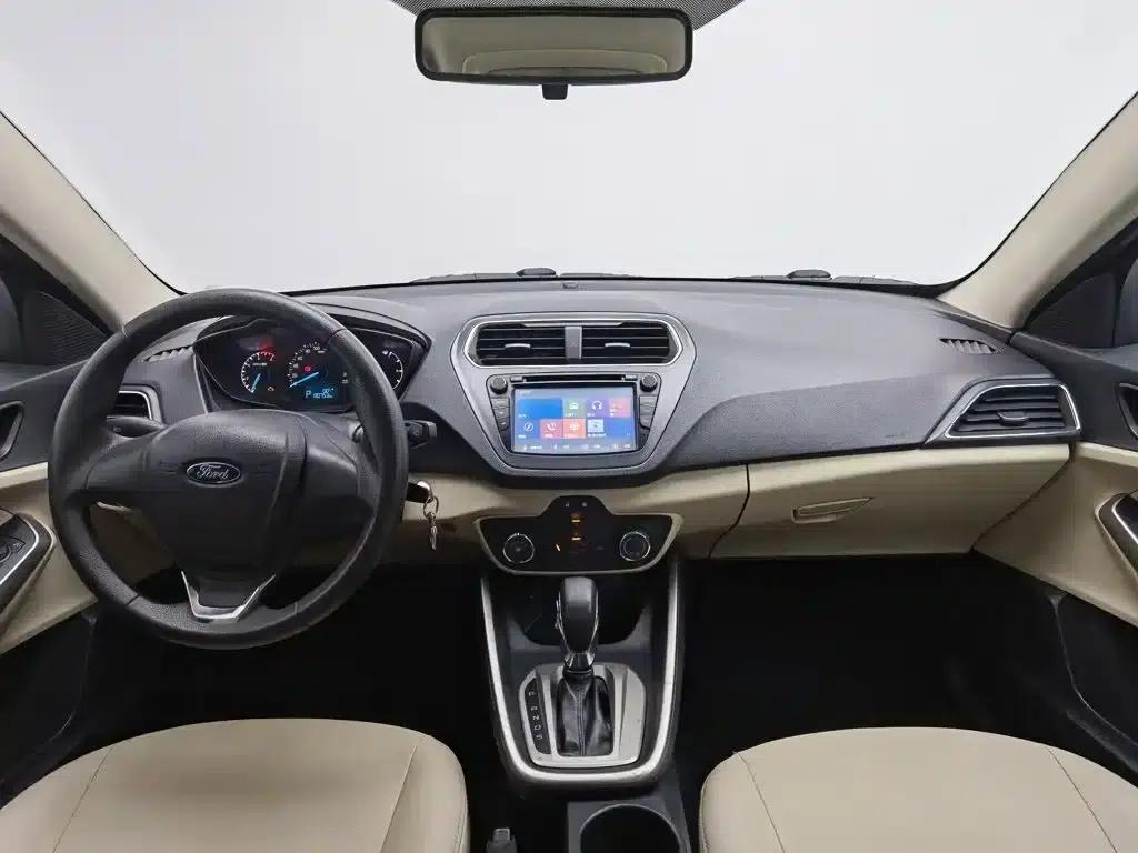 Ford Focus 2015 1.5L Automatic Comfort Model — миниатюра 5