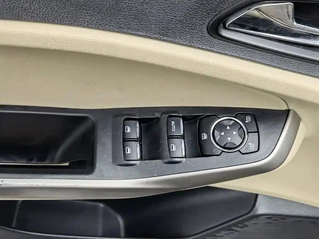 Ford Focus 2015 1.5L Automatic Comfort Model — миниатюра 9