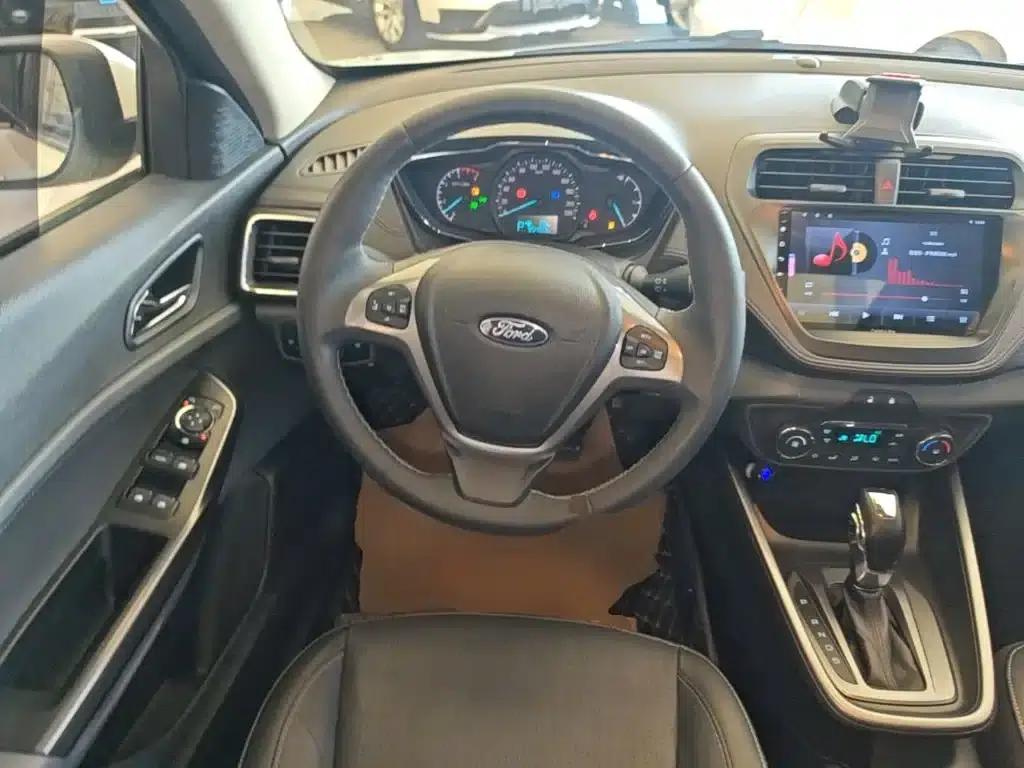 Ford Focus 2015 1.5L Automatic Fashion Edition — миниатюра 11