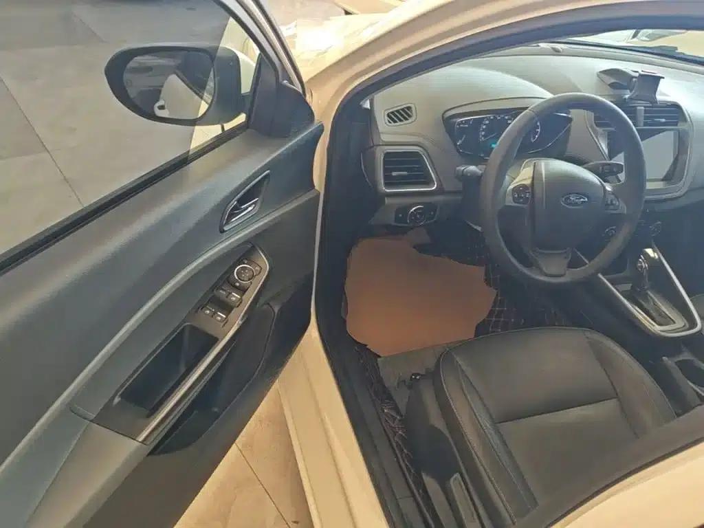 Ford Focus 2015 1.5L Automatic Fashion Edition — миниатюра 16