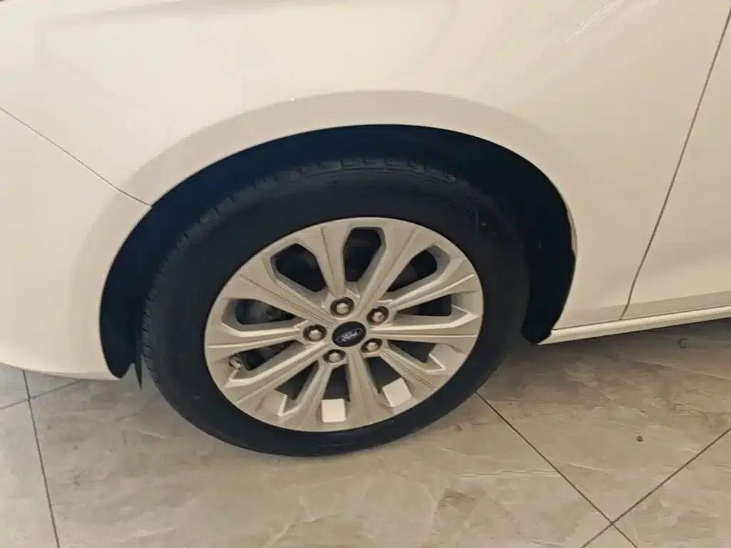 Ford Focus 2015 1.5L Automatic Fashion Edition — миниатюра 23