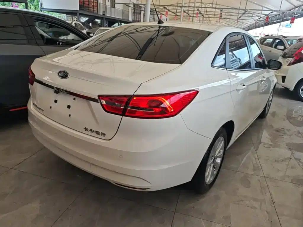 Ford Focus 2015 1.5L Automatic Fashion Edition — миниатюра 7