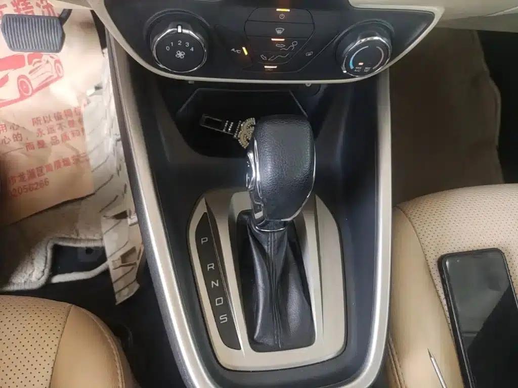 Ford Focus 2015 1.5L Automatic Comfort Model — миниатюра 14