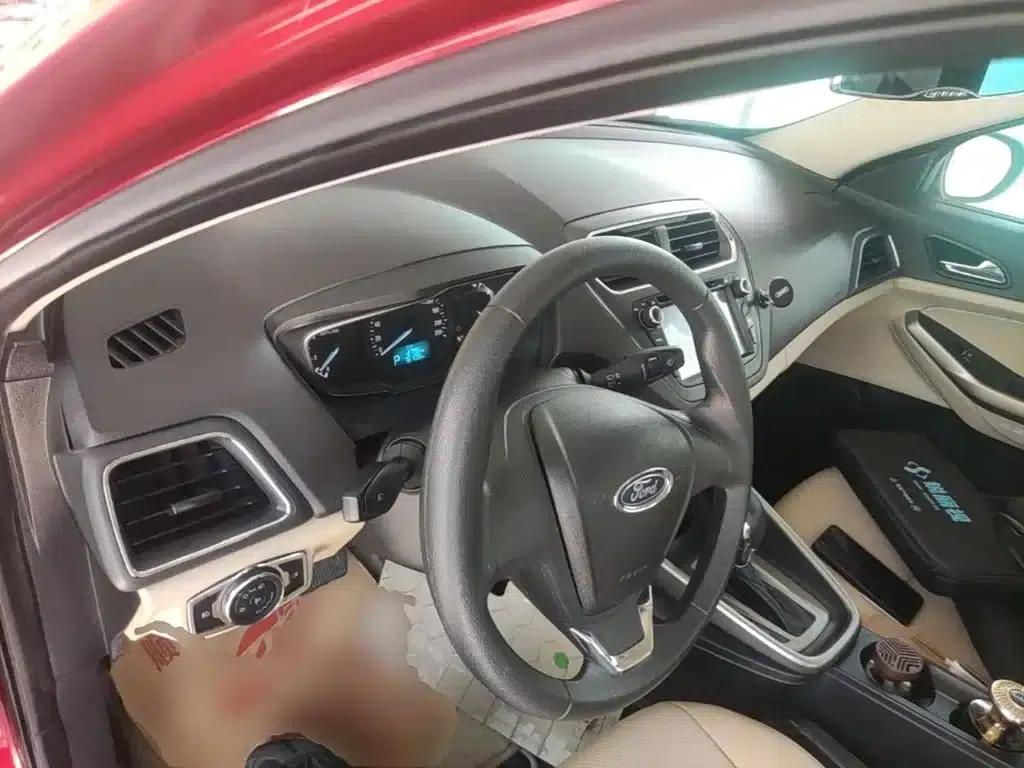 Ford Focus 2015 1.5L Automatic Comfort Model — миниатюра 10