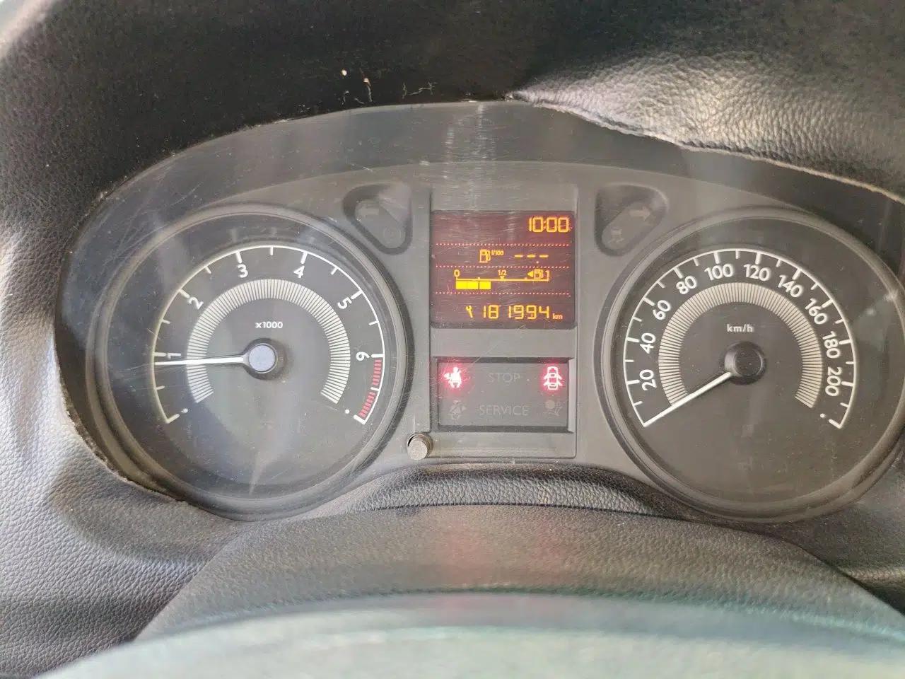 Peugeot 301 2016 1.6L Manual Comfort Edition — миниатюра 12