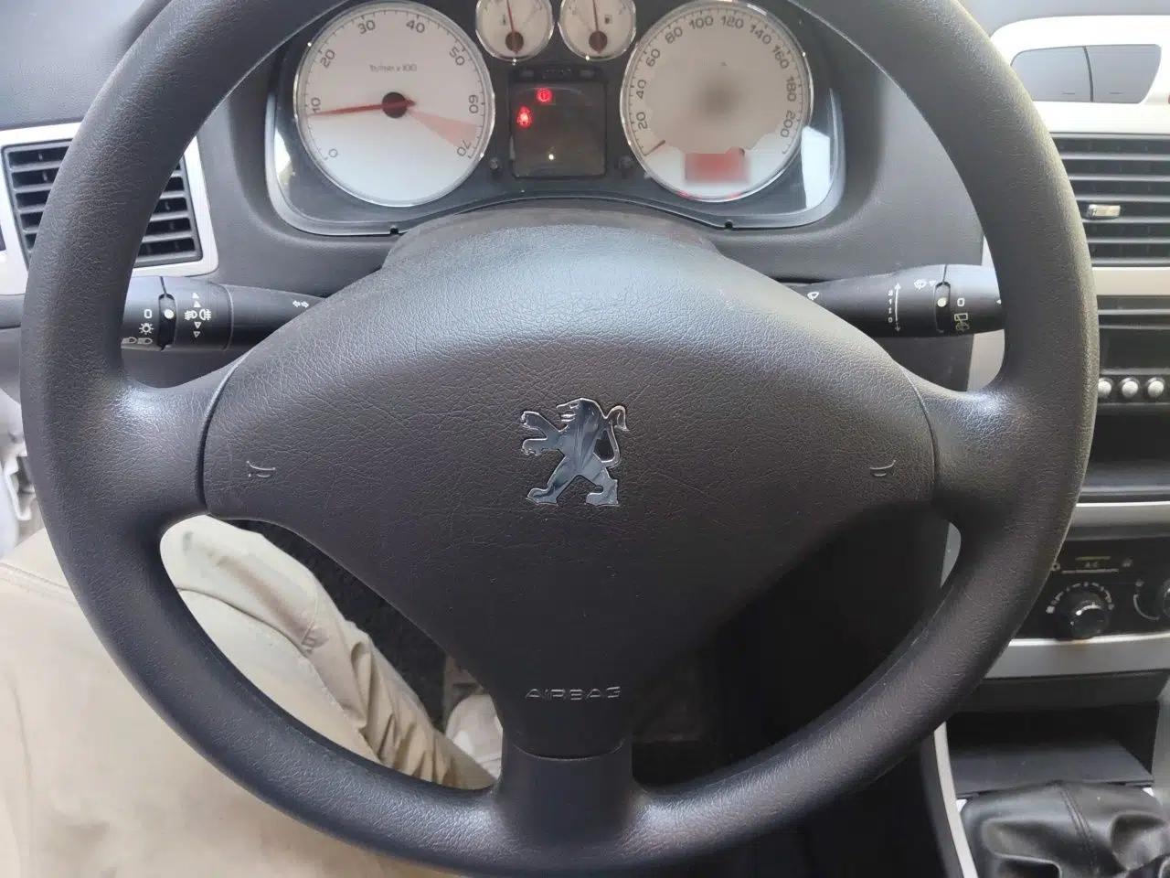 Peugeot 307 2013 Hatchback 1.6L Manual Comfort Edition — миниатюра 14