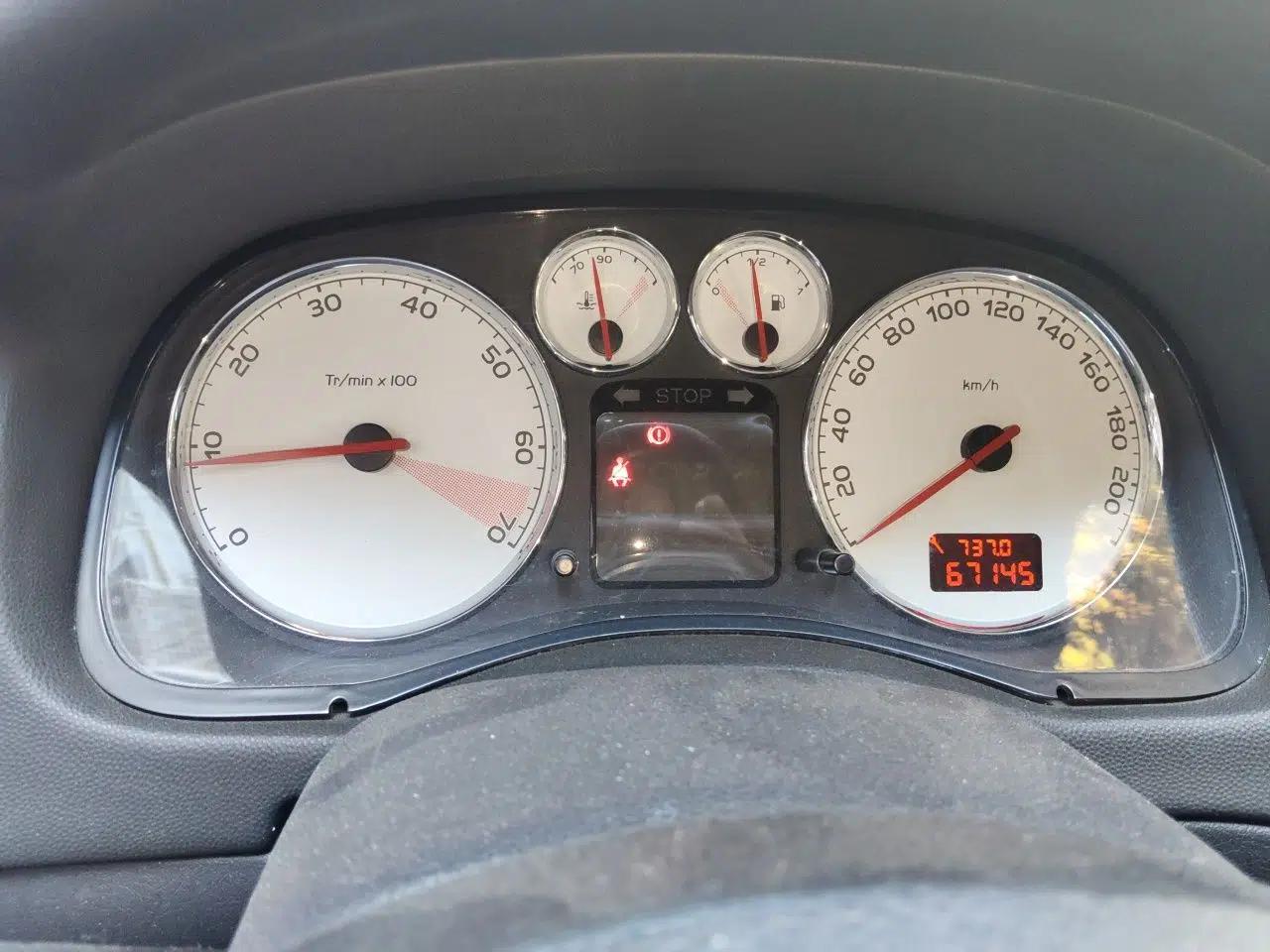 Peugeot 307 2013 Hatchback 1.6L Manual Comfort Edition — миниатюра 15