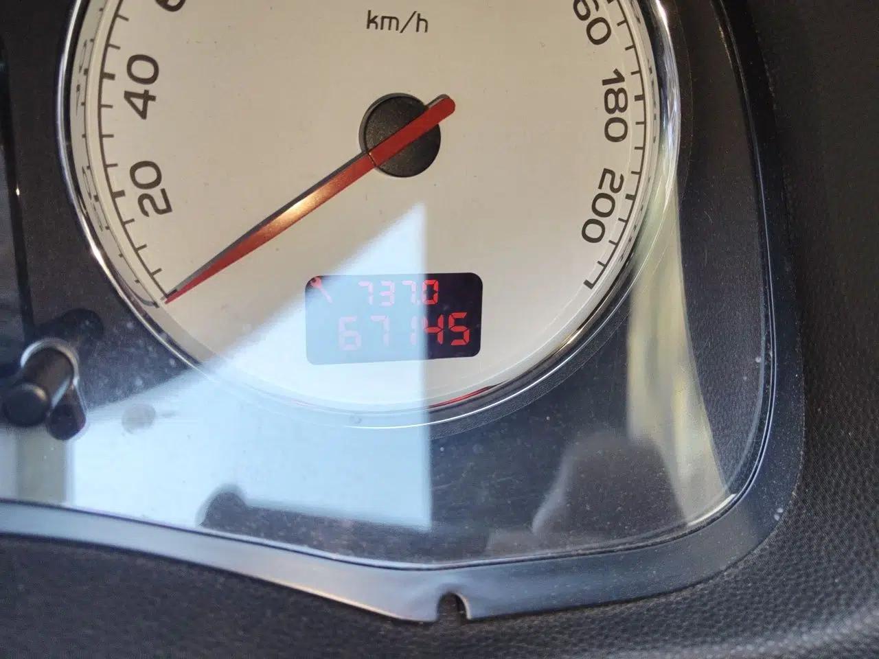 Peugeot 307 2013 Hatchback 1.6L Manual Comfort Edition — миниатюра 16