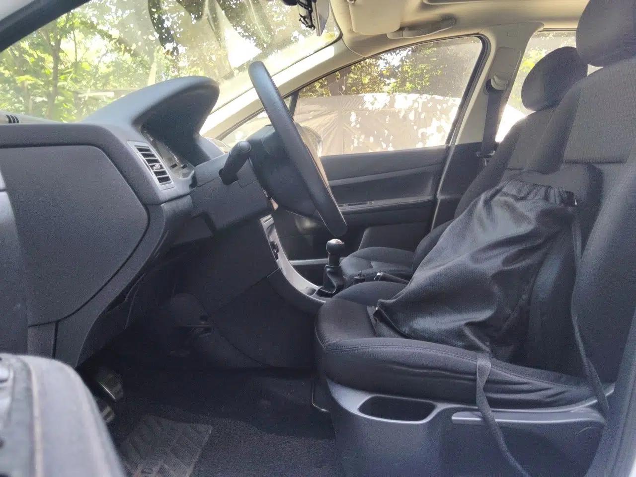 Peugeot 307 2013 Hatchback 1.6L Manual Comfort Edition — миниатюра 19