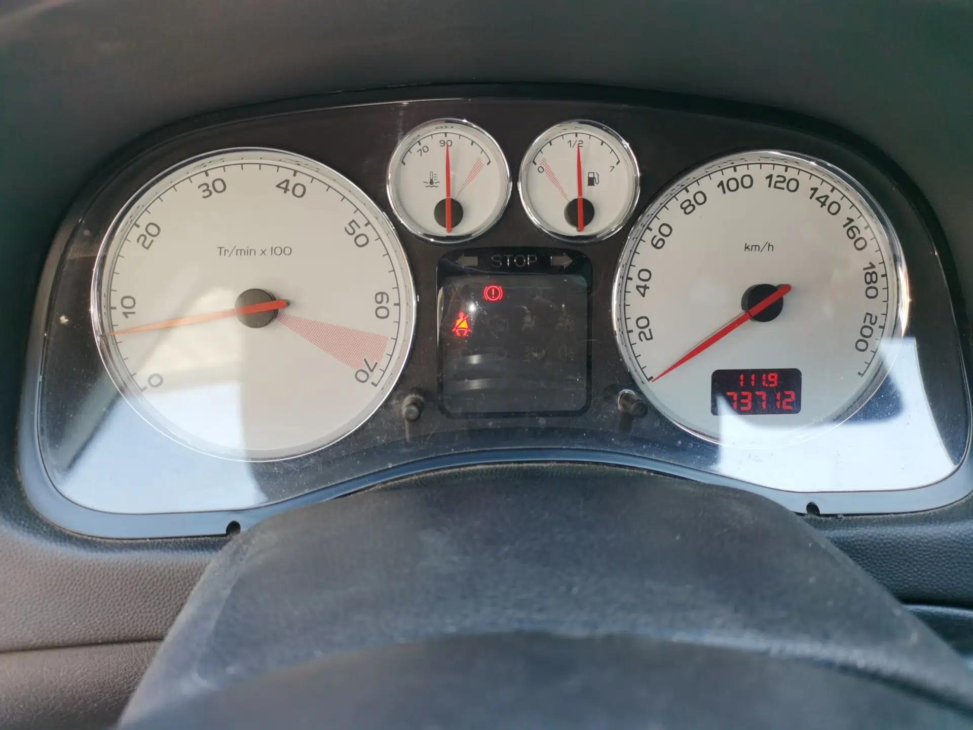 Peugeot 307 2012 Hatchback 1.6L Manual Comfort Edition — миниатюра 11