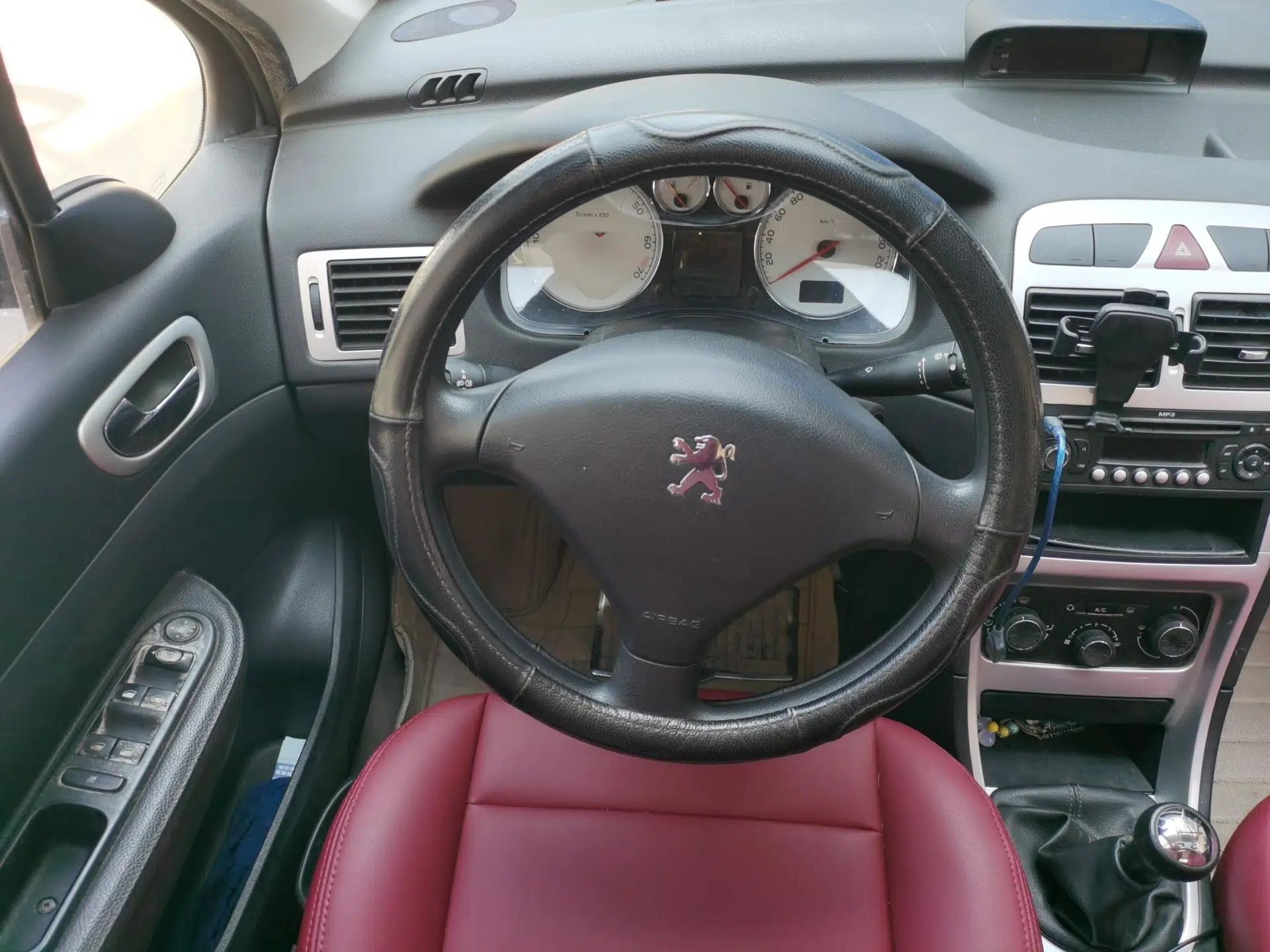 Peugeot 307 2012 Hatchback 1.6L Manual Comfort Edition — миниатюра 10