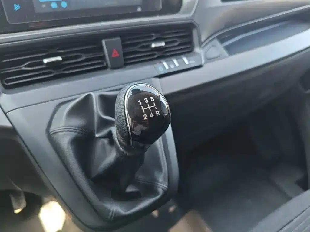 Ford Transit 2023 2.0T Diesel Manual Multi-functional Commercial Vehicle, Short Wheelbase, Low Roof, 5/6 Seats — миниатюра 14