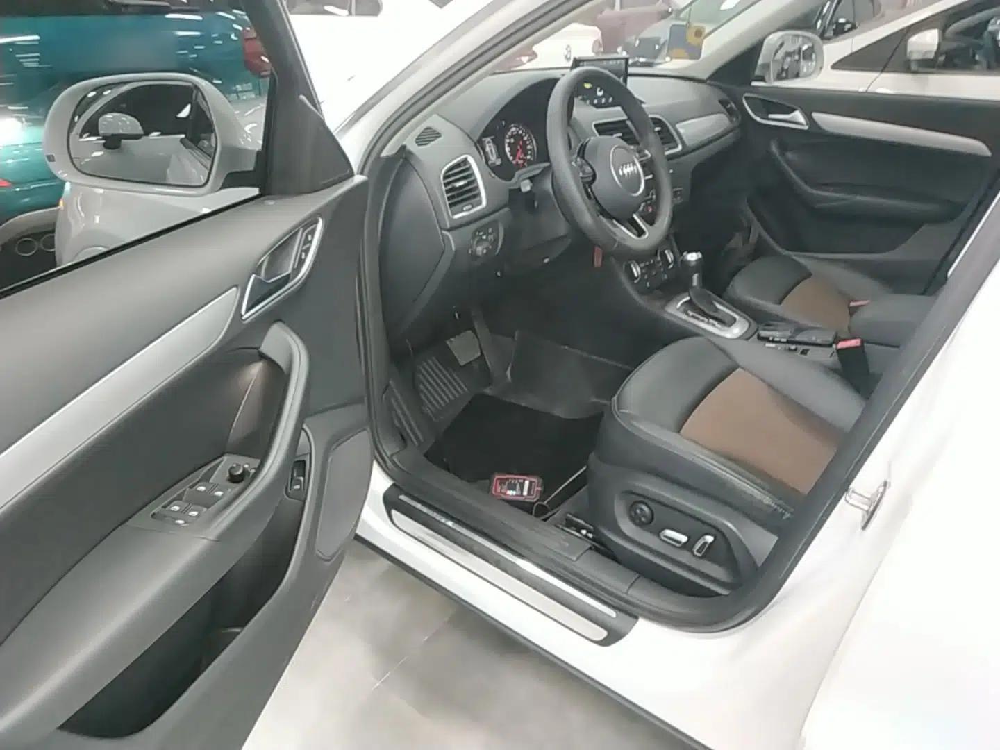Audi Q3 2018 30th Anniversary Edition 30 TFSI Fashion Model — миниатюра 18