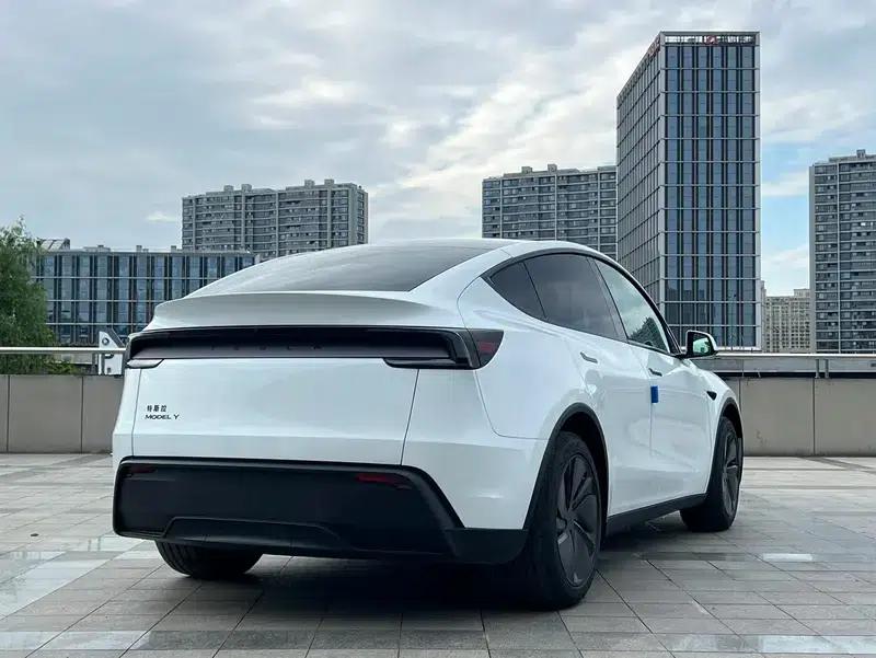 Model Y 2025 Rear-Wheel Drive — миниатюра 6