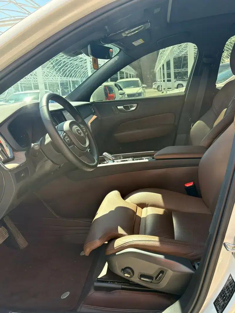 2023 Volvo XC60 B5 AWD Inscription Luxury Edition — миниатюра 8