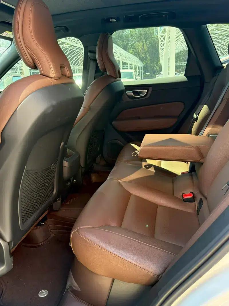 2023 Volvo XC60 B5 AWD Inscription Luxury Edition — миниатюра 9