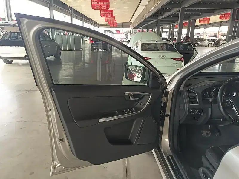 2017 Volvo XC60 T5 AWD Smart Upgrade Edition — миниатюра 16