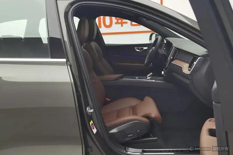 2022 Volvo XC60 B5 AWD Inscription Luxury Edition — миниатюра 18