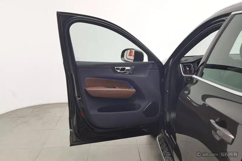 2022 Volvo XC60 B5 AWD Inscription Luxury Edition — миниатюра 22