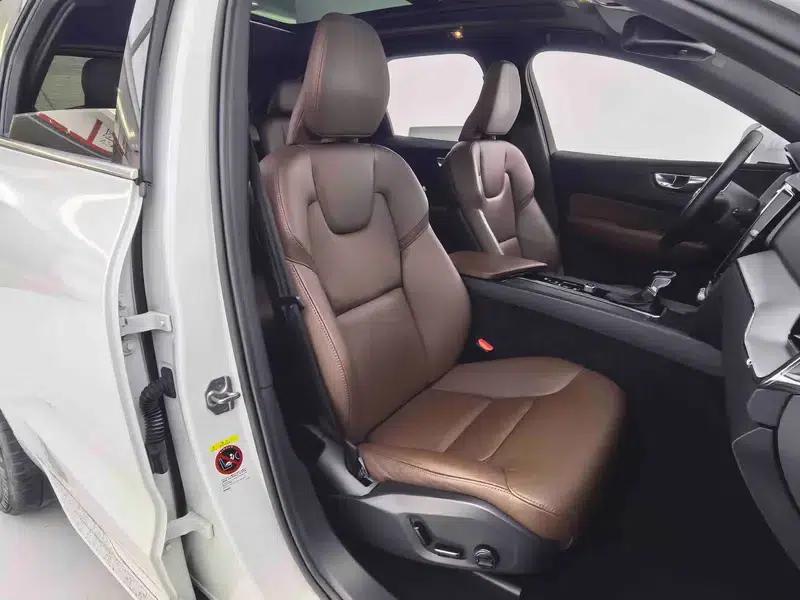2021 Volvo XC60 T5 AWD Inscription Luxury Edition — миниатюра 23
