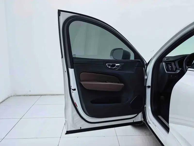 2021 Volvo XC60 T5 AWD Inscription Luxury Edition — миниатюра 27