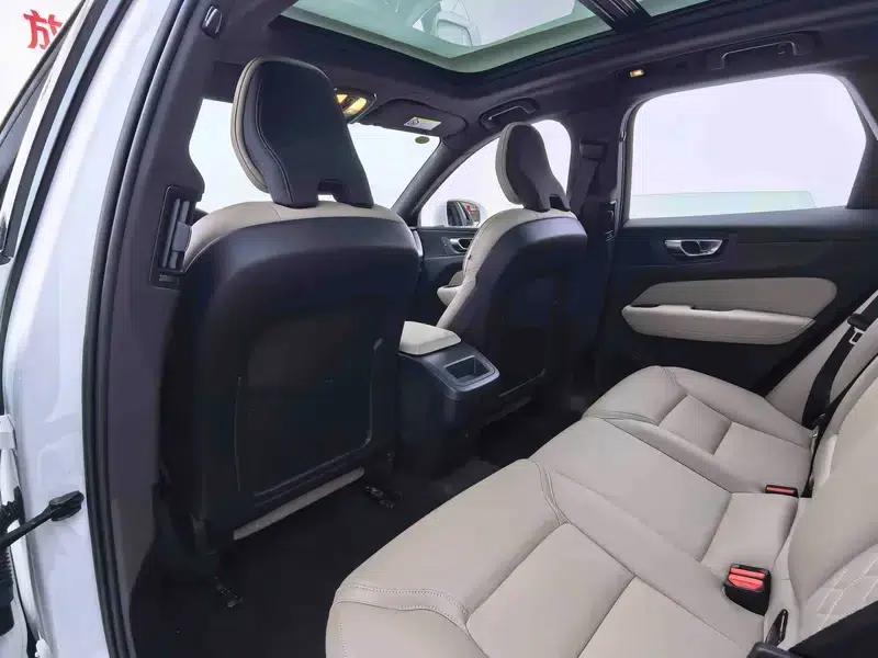 2026 Volvo XC60 B5 AWD Inscription Luxury Edition — миниатюра 32
