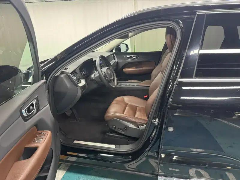 2020 Volvo XC60 T5 AWD Inscription Luxury Edition — миниатюра 17