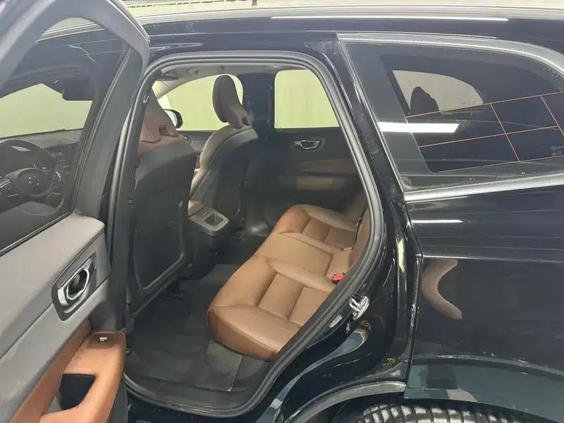 2020 Volvo XC60 T5 AWD Inscription Luxury Edition — миниатюра 18