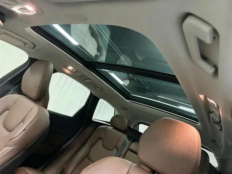 2020 Volvo XC60 T5 AWD Inscription Luxury Edition — миниатюра 19