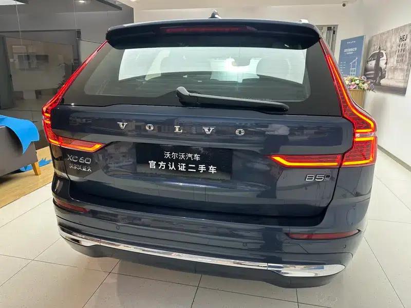 2025 Volvo XC60 B5 AWD Inscription Luxury Edition — миниатюра 4